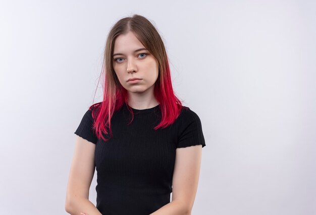 Belle jeune femme portant un t-shirt noir sur un mur blanc isolé