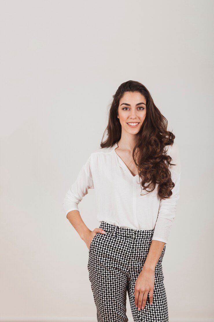 Photo gratuit belle jeune femme posant avec une chemise blanche