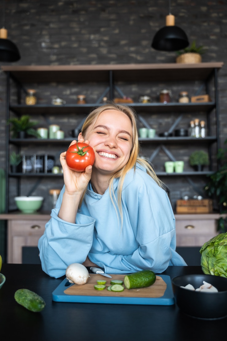 Photo gratuit belle jeune femme posant dans la cuisine