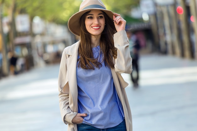 Belle jeune femme posant dans la rue.