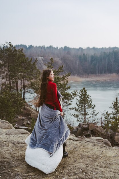 Belle jeune femme posant sur un lac