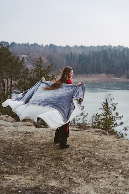 Belle jeune femme posant sur un lac