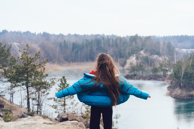 Belle jeune femme posant sur un lac