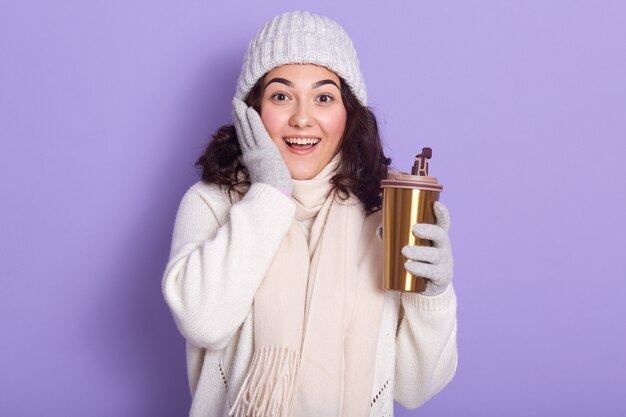 Belle jeune femme posant avec sourire et expression faciale surprise