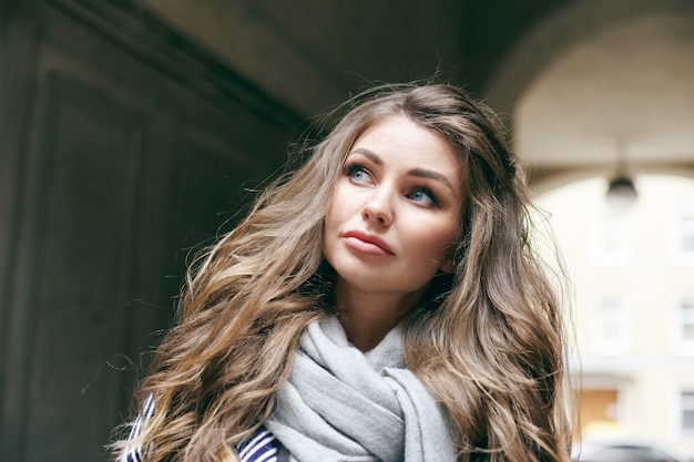 Une belle jeune femme pose en plein air