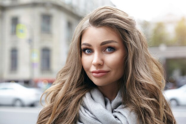 Une belle jeune femme pose en plein air