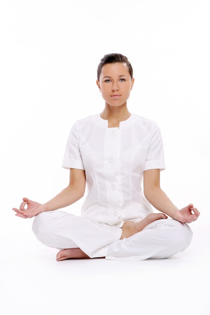 Une belle jeune femme en posture de lotus