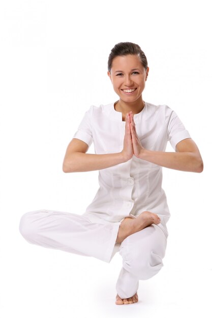 Une belle jeune femme en posture de yoga