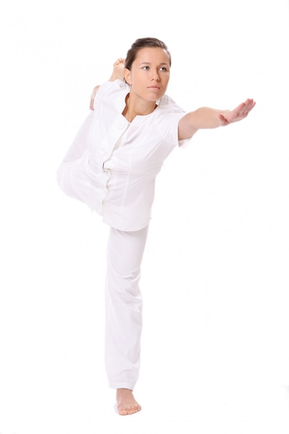 Une belle jeune femme en posture de yoga