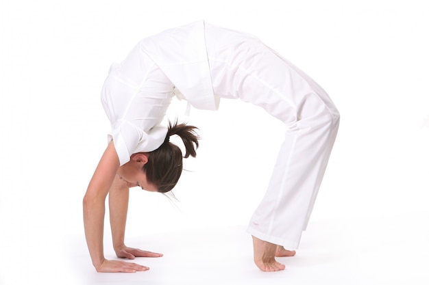 Une belle jeune femme en posture de yoga