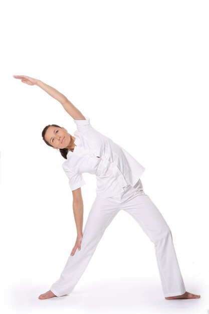 Une belle jeune femme en posture de yoga