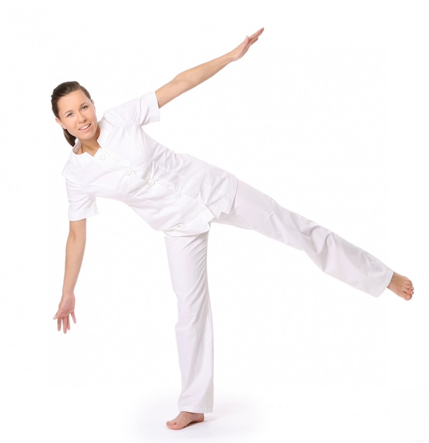 Une belle jeune femme en posture de yoga