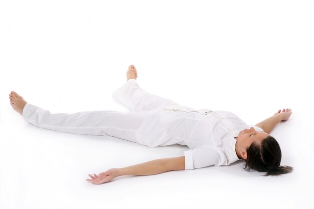 Une belle jeune femme en posture de yoga