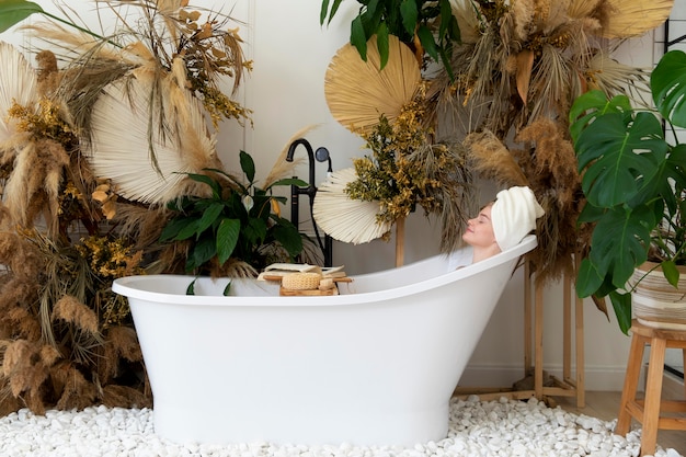 Belle jeune femme prenant un bain