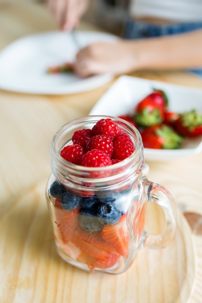 Belle jeune femme préparant le petit-déjeuner à la maison.