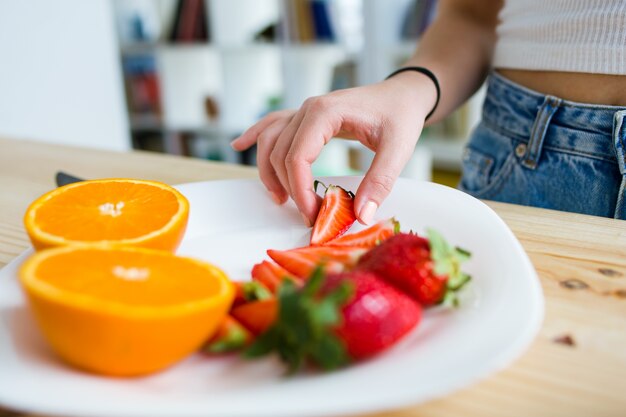 Belle jeune femme qui profite du petit-déjeuner à la maison.