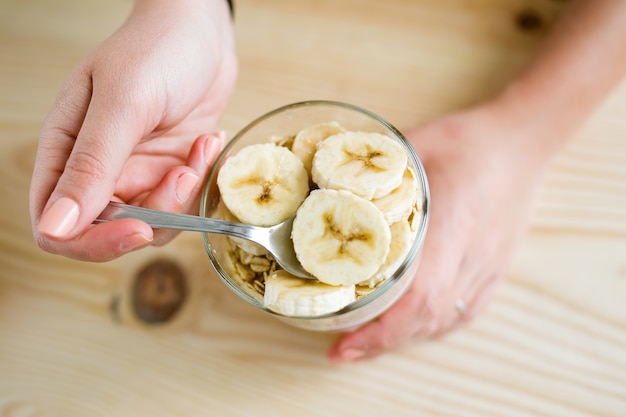 Photo gratuite belle jeune femme qui profite du petit-déjeuner à la maison.