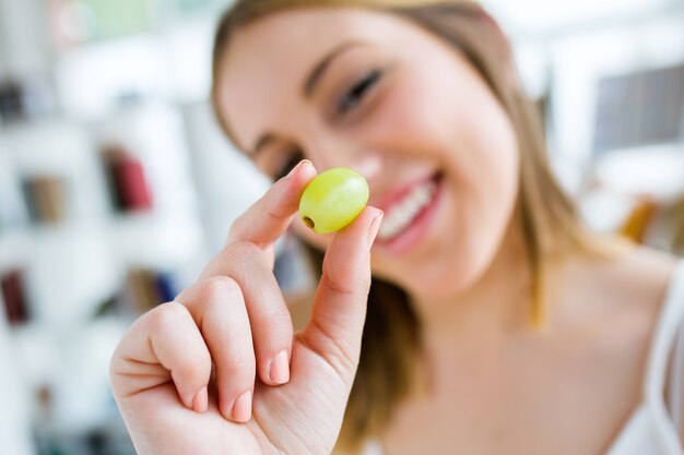 Belle jeune femme qui profite du petit-déjeuner à la maison.