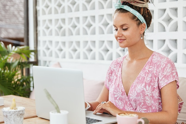 Photo gratuite belle jeune femme en robe au café