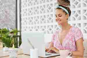 Photo gratuite belle jeune femme en robe au café