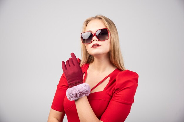 Belle jeune femme en robe de cocktail à la mode.