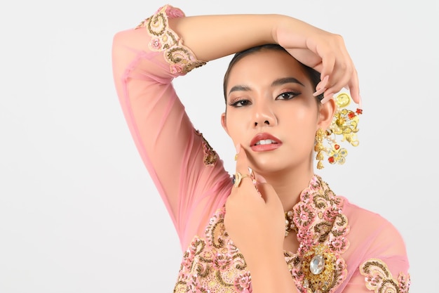 Photo gratuite belle jeune femme s'habille dans la culture locale dans la région sud avec une posture de beauté