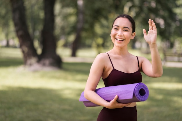 Photo gratuite belle jeune femme saluant quelqu'un