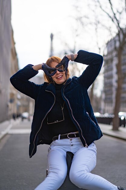 belle jeune femme se promène dans Paris. Le concept d'une photo de voyage heureuse.