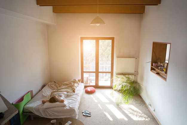 Photo gratuite belle jeune femme se réveille le matin.