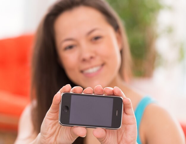 Belle jeune femme avec smartphone