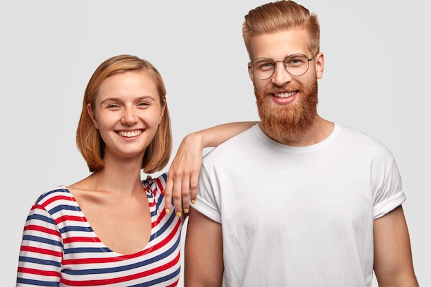 Belle jeune femme souriante avec une expression heureuse