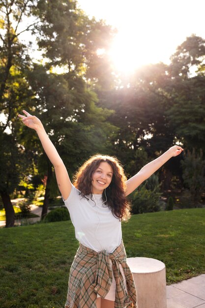 Belle jeune femme souriante à l'extérieur