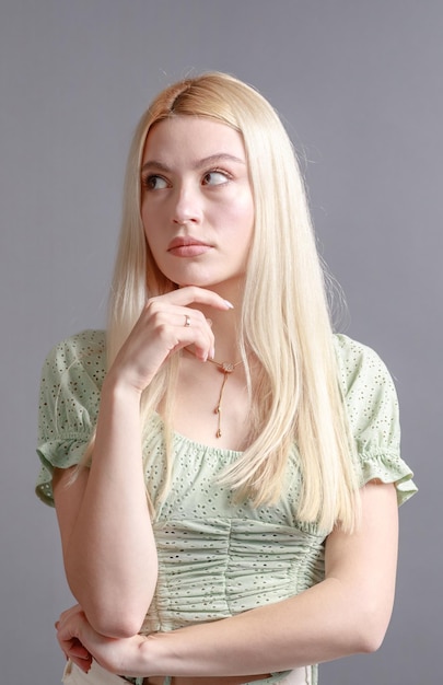 Belle jeune femme souriante avec une peau parfaite visage beauté naturelle concept isolé sur fond gris studio