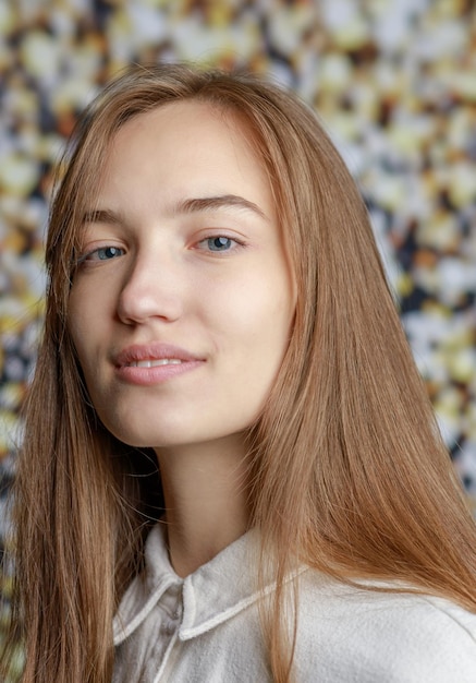 Belle jeune femme souriante avec une peau parfaite visage beauté naturelle concept isolé sur fond gris studio