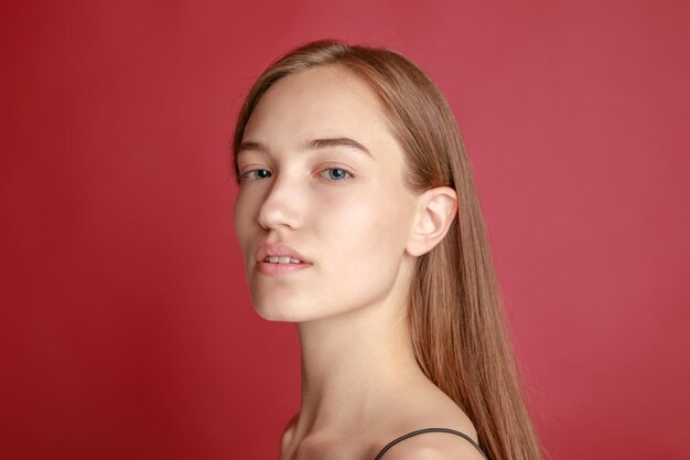 Belle jeune femme souriante avec une peau parfaite visage beauté naturelle concept isolé sur fond gris studio