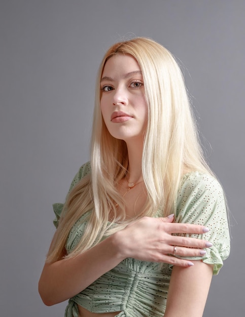 Belle jeune femme souriante avec une peau parfaite visage beauté naturelle concept isolé sur fond gris studio