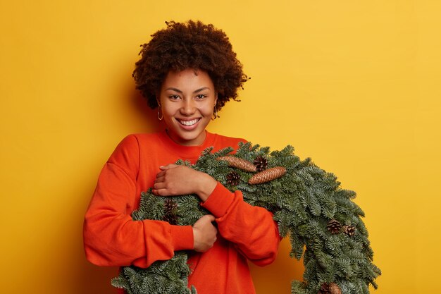 Belle jeune femme tenant des décorations de Noël