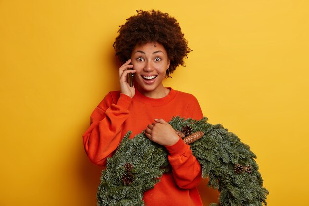 Belle jeune femme tenant des décorations de Noël