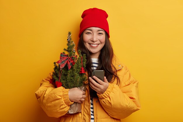 Belle jeune femme tenant des décorations de Noël