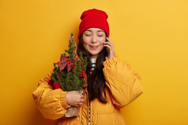 Belle jeune femme tenant des décorations de Noël