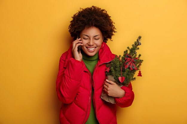 Belle jeune femme tenant des décorations de Noël