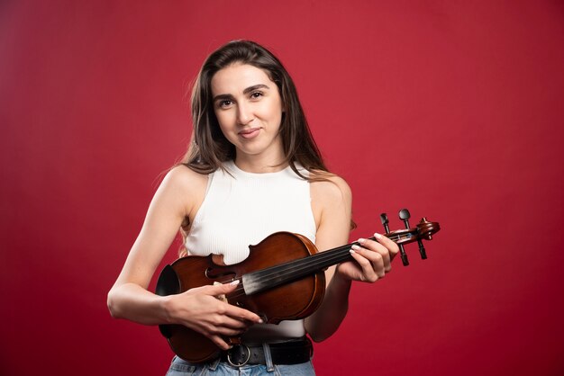 Belle jeune femme tenant un violon