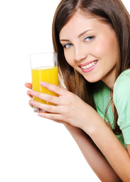 Belle jeune femme avec un verre de jus d'orange frais sur blanc