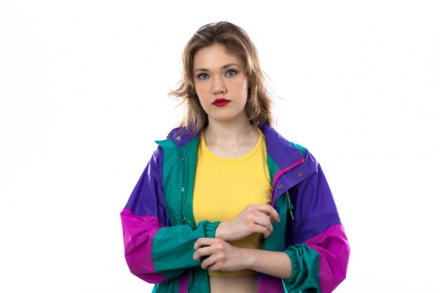 Belle jeune femme en veste colorée