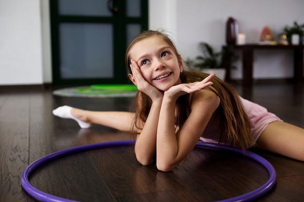 Photo gratuite belle jeune fille à l'aide de hula hop