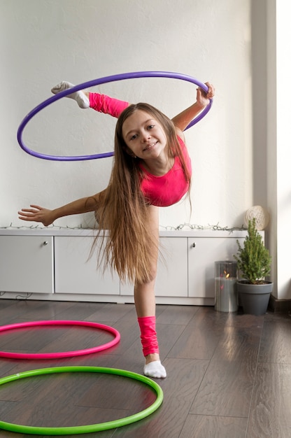 Belle jeune fille à l'aide de hula hop