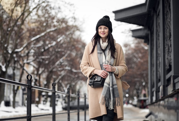 Belle jeune fille café heureuse