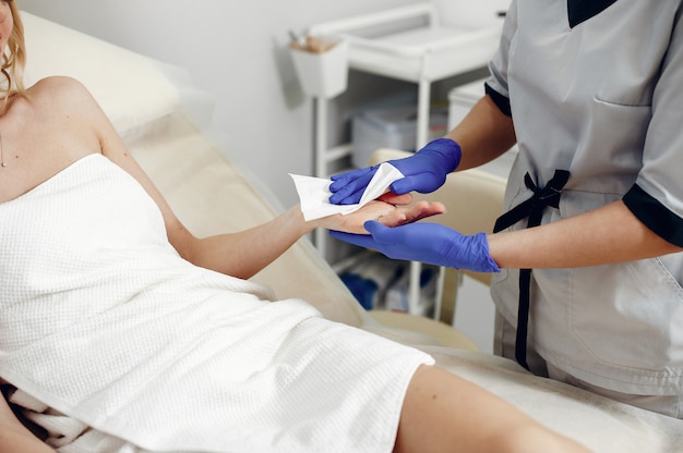 Belle jeune fille dans un salon de beauté