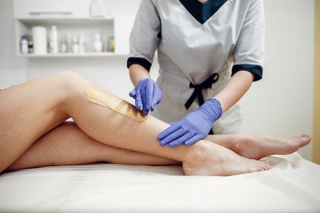 Belle jeune fille dans un salon de beauté