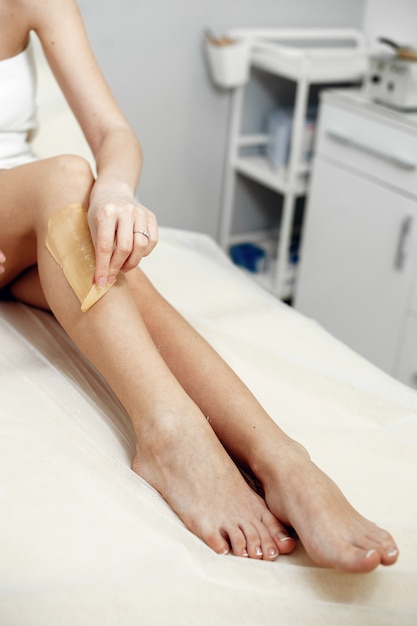 Belle jeune fille dans un salon de beauté